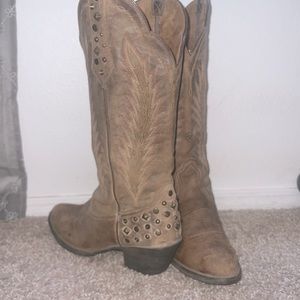 Ariat women’s boots western light tan studded point toe